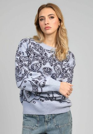 Pull tricoté bleu clair avec un motif floral noir, des poignets et un ourlet côtelés. Le design présente des détails complexes sur tout le tissu.