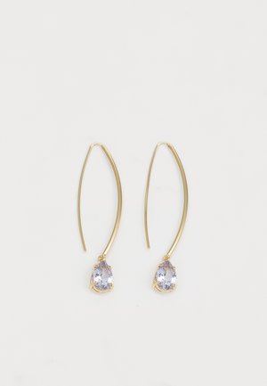 Boucles d'oreilles délicates en or avec des crochets incurvés allongés, chacune ornée d'un pendentif en forme de goutte avec une pierre précieuse violet clair.