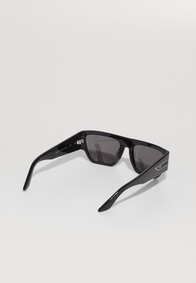 Ochelari de soare dreptunghiulari negri, cu lentile închise la culoare, cadru din plastic cu textură netedă și accente metalice pe tâmple.