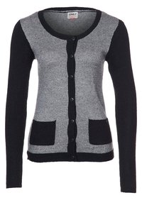 Cardigan grigio e nero con scollatura rotonda, chiusura a bottoni, due tasche frontali e polsini a costine. Realizzato in tessuto lavorato a maglia.