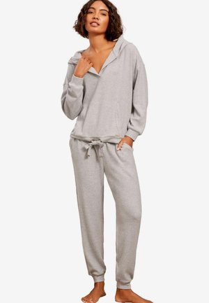 Szary hoodie w zestawie z dopasowanymi spodniami dresowymi, wykonany z miękkiego materiału. Hoodie ma dużą kieszeń z przodu i luźny krój; spodnie dresowe mają elastyczny pas.