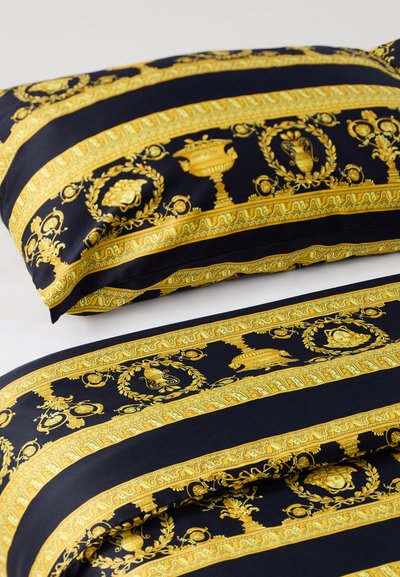 Námořnická ložní souprava se zlatými ornamentálními vzory, obsahující dekorativní motivy a pruhy. Hladká textura s podrobnými designovými prvky.