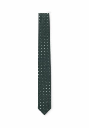 Donkergroene stropdas met kleine, gelijkmatig verspreide witte polkadots op een effen witte achtergrond.