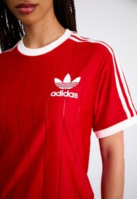 adidas Originals ADICOLOR 3-STRIPES PINSTRIPE - Camiseta estampada - better scarlet