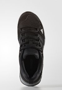 Černá sportovní bota s síťovaným svrškem, vícevrstvým texturovaným designem, šněrováním a gumovou podrážkou s šedým akcentem na patě.