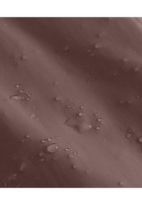 Tejido resistente al agua en un suave mauve con una textura lisa, que presenta pequeñas gotas de agua en la superficie.