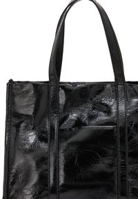 Czarna torebka typu tote ze lakierowanej skóry, o gładkiej, błyszczącej fakturze, z podwójnymi płaskimi uchwytami i pionowymi przeszyciami. Posiada małą przednią kieszeń.
