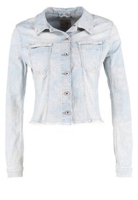 Giacca di jeans cropped azzurro chiaro con chiusura a bottoni, due tasche sul petto, maniche lunghe, colletto e un sottile motivo floreale.