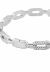 Silverarmband med avlånga länkar i oval form, där en länk är prydd med små klara stenar, slät yta och polerad finish.
