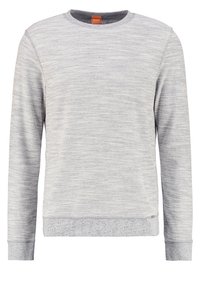 Suéter gris con un diseño texturizado, cuello y puños acanalados, con un dobladillo gris sólido y una pequeña etiqueta de logo en la parte inferior izquierda.