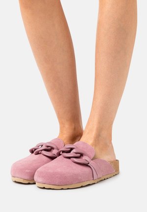 Bottines rose en suède à enfiler avec une finition texturée et un détail en chaîne à l'avant. La semelle en liège offre soutien et confort.