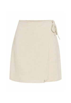 Beżowa spódnica kopertowa z wiązaniem z boku, długość powyżej kolana, wykonana z miękkiego, fakturowanego materiału.