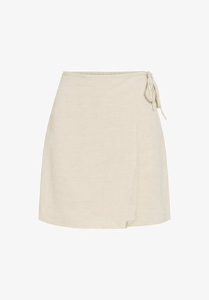 Beżowa spódnica kopertowa z wiązaniem z boku, długość powyżej kolana, wykonana z miękkiego, fakturowanego materiału.