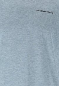 Ljusblå atletisk t-shirt i strukturerad tyg, med en liten svart "ENDURANCE"-logotyp på övre vänstra sidan.