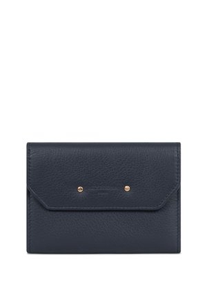 Donkerblauwe leren portemonnee met structuur, voorzien van een envelopstijl klep die is beveiligd met twee kleine gouden studs, getoond gesloten op een witte achtergrond.