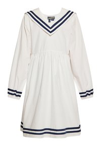 Weißes langärmliges Kleid mit einem Matrosenkragen und blauen Streifen. Die Taille ist gerafft, was eine ausgestellte Silhouette erzeugt. Blaue Akzente an den Manschetten.