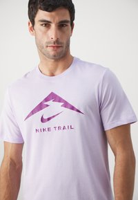 Nike Performance TEE TRAIL LOGO - Spordi T-särk - violet mist
