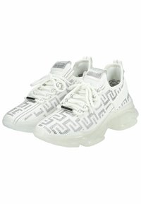 Zapatillas deportivas blancas con un upper de malla que presenta un patrón geométrico, cordones elásticos y una suela exterior de goma transparente. Acentos plateados en la lengüeta.
