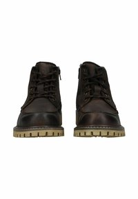 Botas de piel marrón hasta el tobillo con un acabado liso y texturizado, con cordones, suela de goma y costuras de contraste a lo largo del borde.