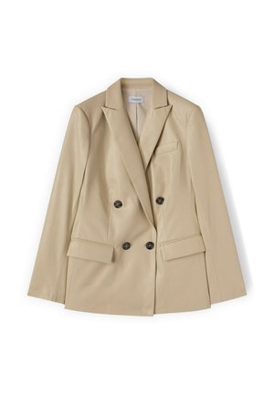 Blazer beige para mujer de doble botonadura con solapas de muesca, dos bolsillos frontales con solapa y botones redondos oscuros, colocado plano.