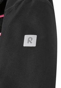 Veste noire au toucher lisse, ornée d'un logo gris rectangulaire sur la manche. Accents roses visibles à l'intérieur de la doublure.