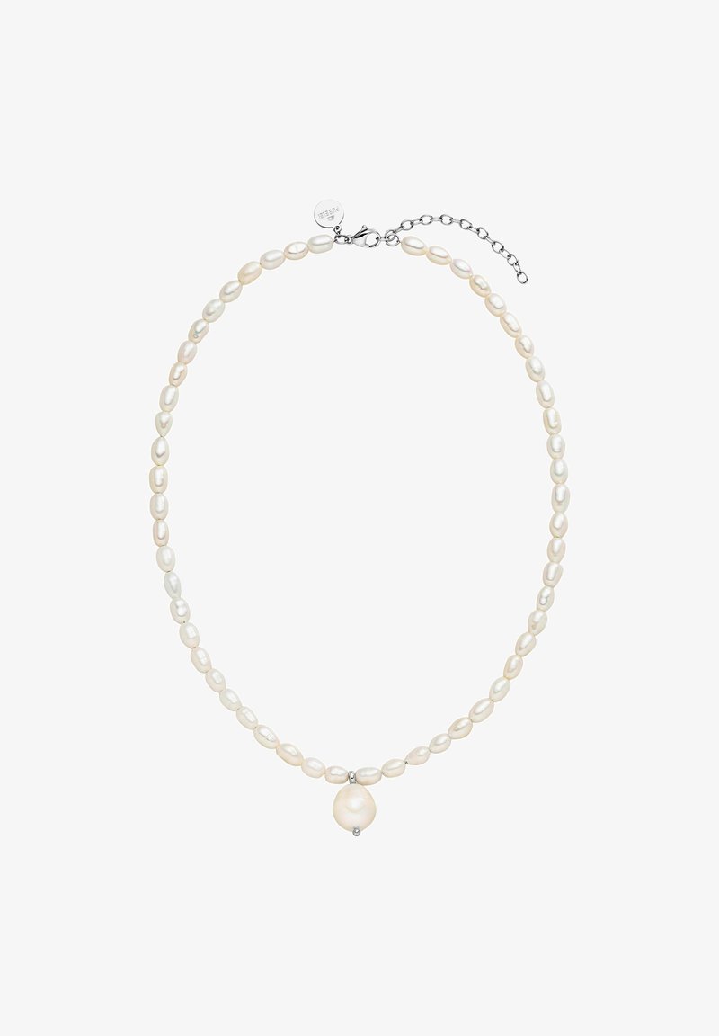 Perlenkette mit ovalen Perlen in Weiß- und Cremetönen, mit einem größeren Perlenanhänger und Silberbeschlägen.