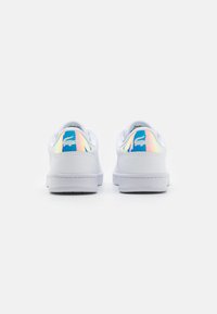 Hvite skinnsnakers med jevn tekstur, med et flerfarget logoaksent på hælen og lavt design.