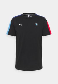 Černé tričko s krátkým rukávem, modré a červené akcenty na ramenech, logo Puma na hrudi a logo BMW na levé straně. Bavlněný materiál.