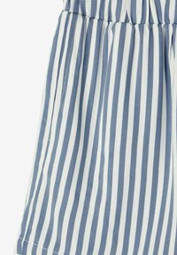 Randig tyg med blå och vita linjer, lätt i vikt, med rynk vid midjan och sidofickor.