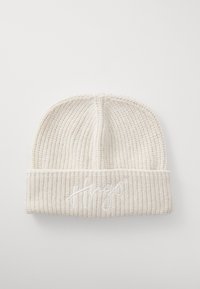 Kreemi värvi ribakudumi beanie, millel on volditud serv ja millel on samaväärse niidiga brodeeritud sõna "Hugo".