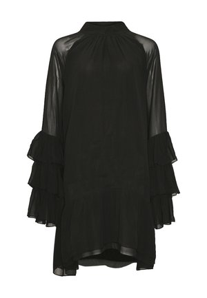 Czarna, długa sukienka z długimi rękawami, wykonana z lekkiej tkaniny, z wysokim dekoltem i warstwowymi falbanami na rękawach i u dołu.