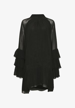 Czarna, długa sukienka z długimi rękawami, wykonana z lekkiej tkaniny, z wysokim dekoltem i warstwowymi falbanami na rękawach i u dołu.