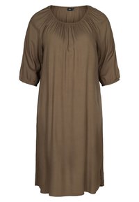 Robe marron, longueur genou, en tissu doux, avec un col rond, des détails plissés et des manches courtes bouffantes.