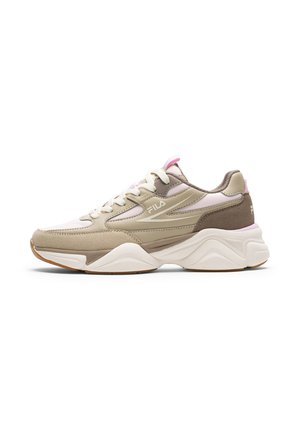 Beżowo-różowy sneaker marki Fila z białą masywną podeszwą, logo po boku, sznurowanym designem i zamszowymi akcentami, widoczny z profilu.