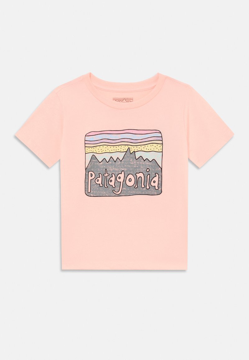 Rosanes Baumwoll-T-Shirt mit einem grafischen Design von Bergen und dem Wort "Patagonia" in verspielter Schriftart. Kurze Ärmel, klassischer Schnitt.
