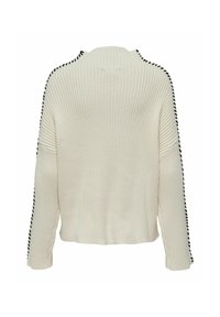 Maglione crema a costo con scollo alto e maniche lunghe. Presenta dettagli a righe nere lungo le spalle e lungo le maniche.