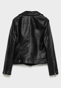 Musta nahkamoottoripyörätakki, jossa on viistetty kaulus, vetoketjuyksityiskohtia hihoissa ja muotoiltu malli. Sileä rakenne ja jämäkät saumat.