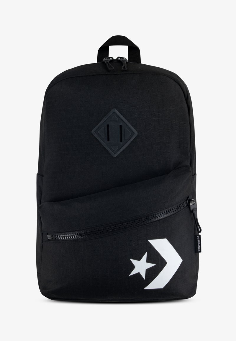 Fekete hátizsák, gyémánt alakú folttal, átlós cipzáros zsebbel, valamint fehér csillag és nyíl grafikával az elején. Texturált anyag.