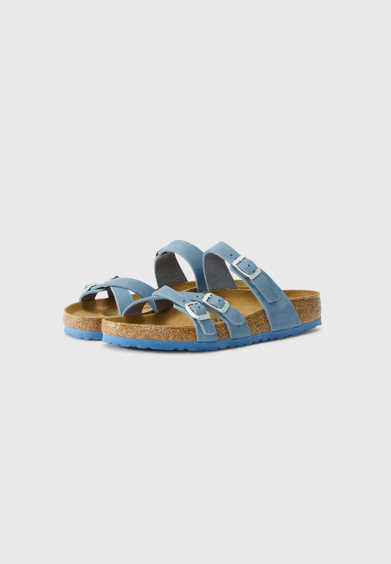 Blauwe suède sandalen met een kurken voetbed, voorzien van drie verstelbare banden met zilveren gespen en een getextureerde rubberen zool.