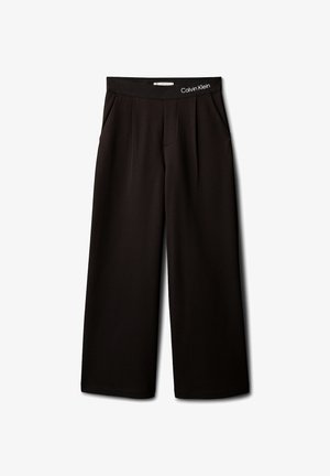 Schwarze, weit geschnittene Hose mit glatter Textur, elastischem Bund mit weißem Logo und zwei Seitentaschen.