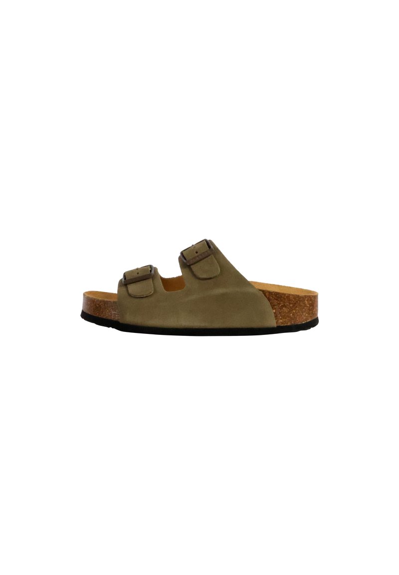 Calzature: sandalino slip-on in suede verde oliva con due fibbie regolabili, soletta in sughero e suola in gomma per una buona aderenza. Design piatto.