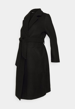 Casaco preto com cintura cingida, lapelas em bico, mangas compridas e dois bolsos laterais. Textura suave com uma silhueta ajustada.