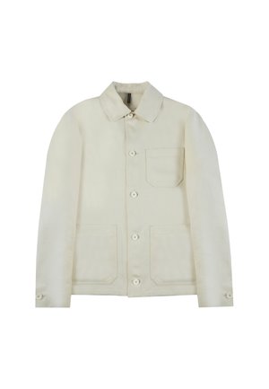Chaqueta de algodón beige con cuello tipo camisa, cierre de botones, dos bolsillos frontales y puños de botón. Textura suave, diseño de corte recto.