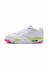 Vit sneaker med mocka- och meshpaneler. Har rosa detaljer, en grön sula och en synlig luftkudde. Klassisk låg design.