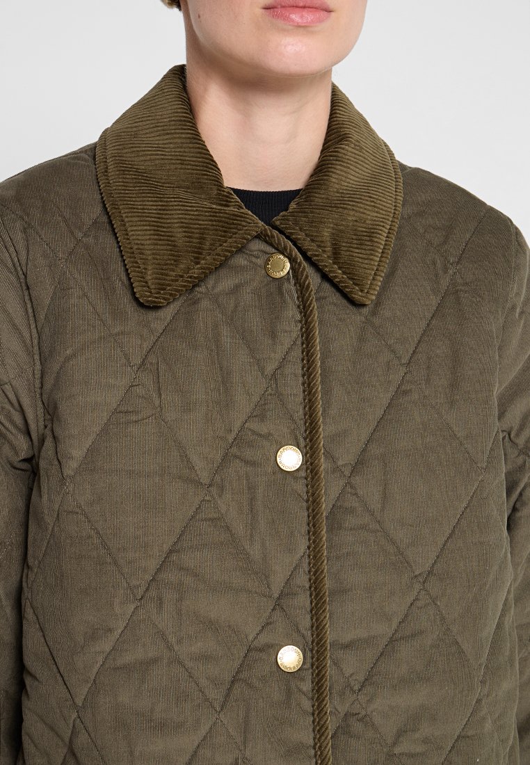 Kurtka z pikowanej tkaniny w oliwkowym kolorze z kołnierzem z sztruksu, z złotymi zatrzaskami i detalami w diamentowy wzór.