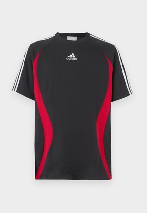 T-shirt noir à manches courtes avec accents rouges sur les côtés, logo Adidas blanc sur la poitrine et bandes blanches sur les épaules. Confectionné dans un tissu lisse.