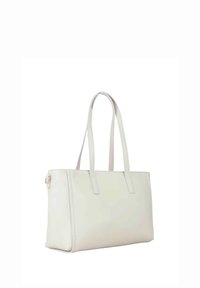 Bolso tote de cuero blanco con dos asas largas, forma rectangular, textura suave y detalles sutiles de costura a lo largo de los bordes.