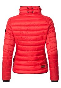 Rode pufferjack met hoge kraag, voorzien van horizontale stiknaad en een matte afwerking. Inclusief verstelbare trekkoorden en een logopatch.