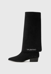 Bottines en suédine noire avec un bout pointu, un talon carré et un long revers. Présente un logo "Valentino" orné de cristaux sur un côté.