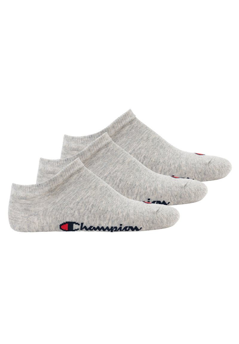 Graue Baumwollmischung Knöchelsocken mit gerippten Bündchen, versehen mit dem dunkelblauen "Champion"-Logo und roten Akzenten an der Seite. Im Paket sind drei Paare enthalten.